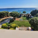 Comfortable Family Iris 20m From In *