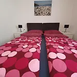 Comfortable Family Iris 20m From In *